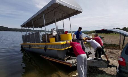 Plimbările cu cataramanul electric se reiau pe Lacul Surduc