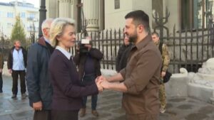 Ursula von der Leyen și Volodimir Zelenski - sursa foto - antena3.ro