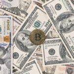 bitcoin, dolar, sursa foto dreamstime