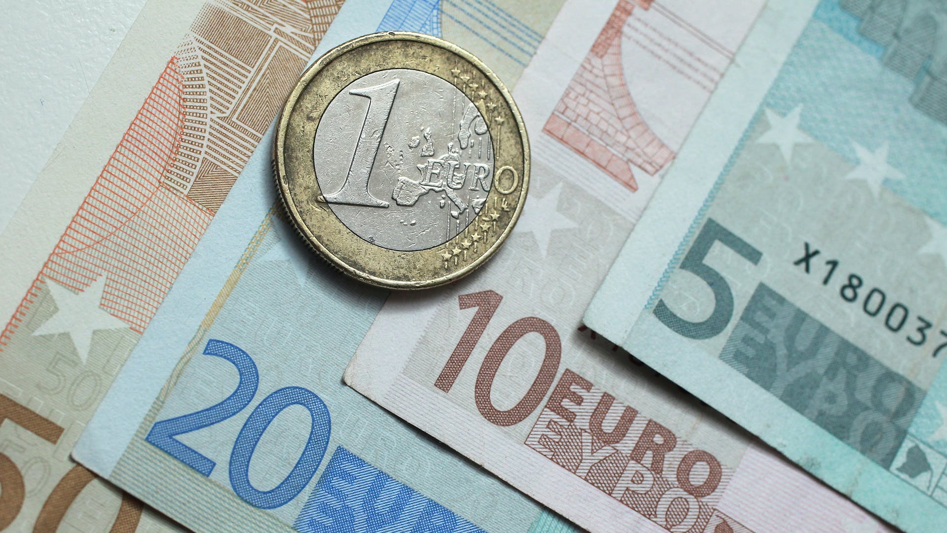 O să adoptăm euro la Paștele Cailor. Comisia Europeană zice că nu îndeplinim nici măcar una dintre condițiile necesare