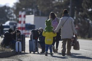 Refugiati ucraineni trec granita in Romania prin vama Siret, in apropierea localitatii Siret, Suceava, vineri 25 februarie 2021. Credit foto: Inquam Photos / Alex Nicodim