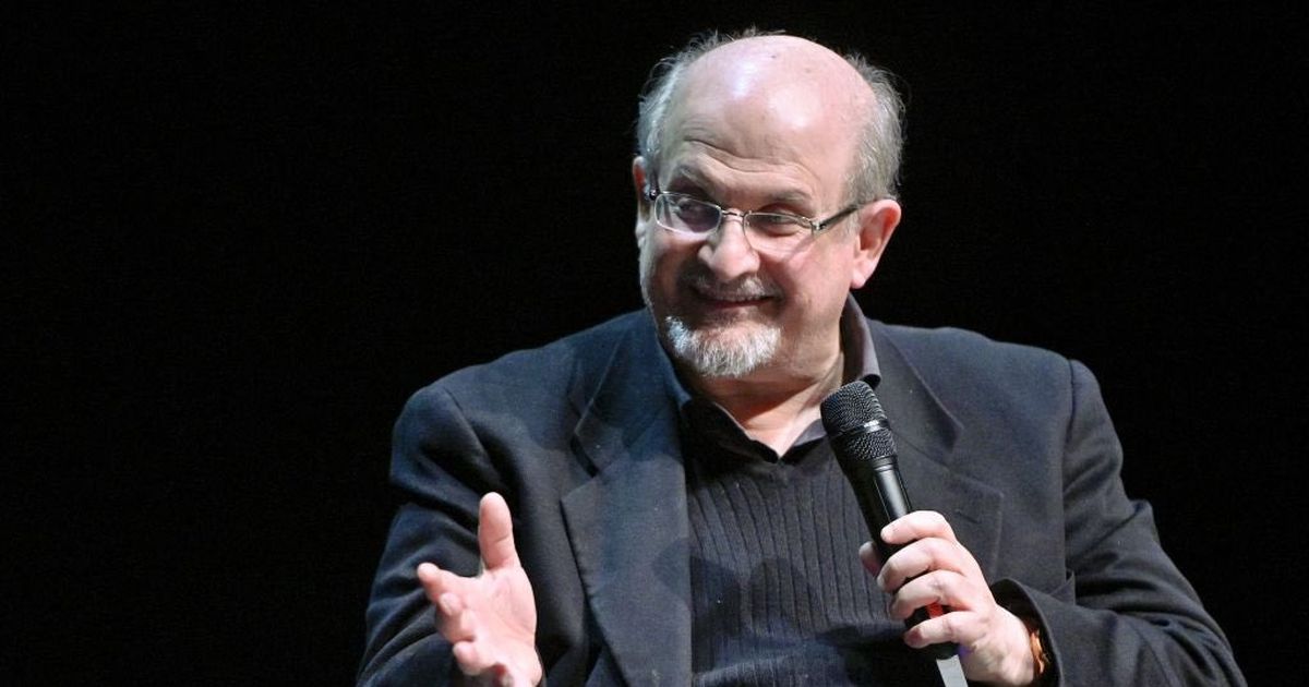 Salman Rushdie începe să se recupereze după atac. Iran: „Doar el este de vină”