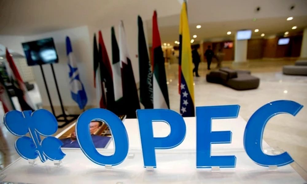 Arabia Saudită lovește Occidentul! Cadou pentru Rusia: OPEC+ își va reduce producția de petrol