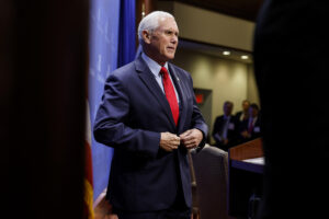 POLITICO: Mike Pence spune că Trump i-a pus familia în pericol. Declarațiile fostului vicepreședinte american