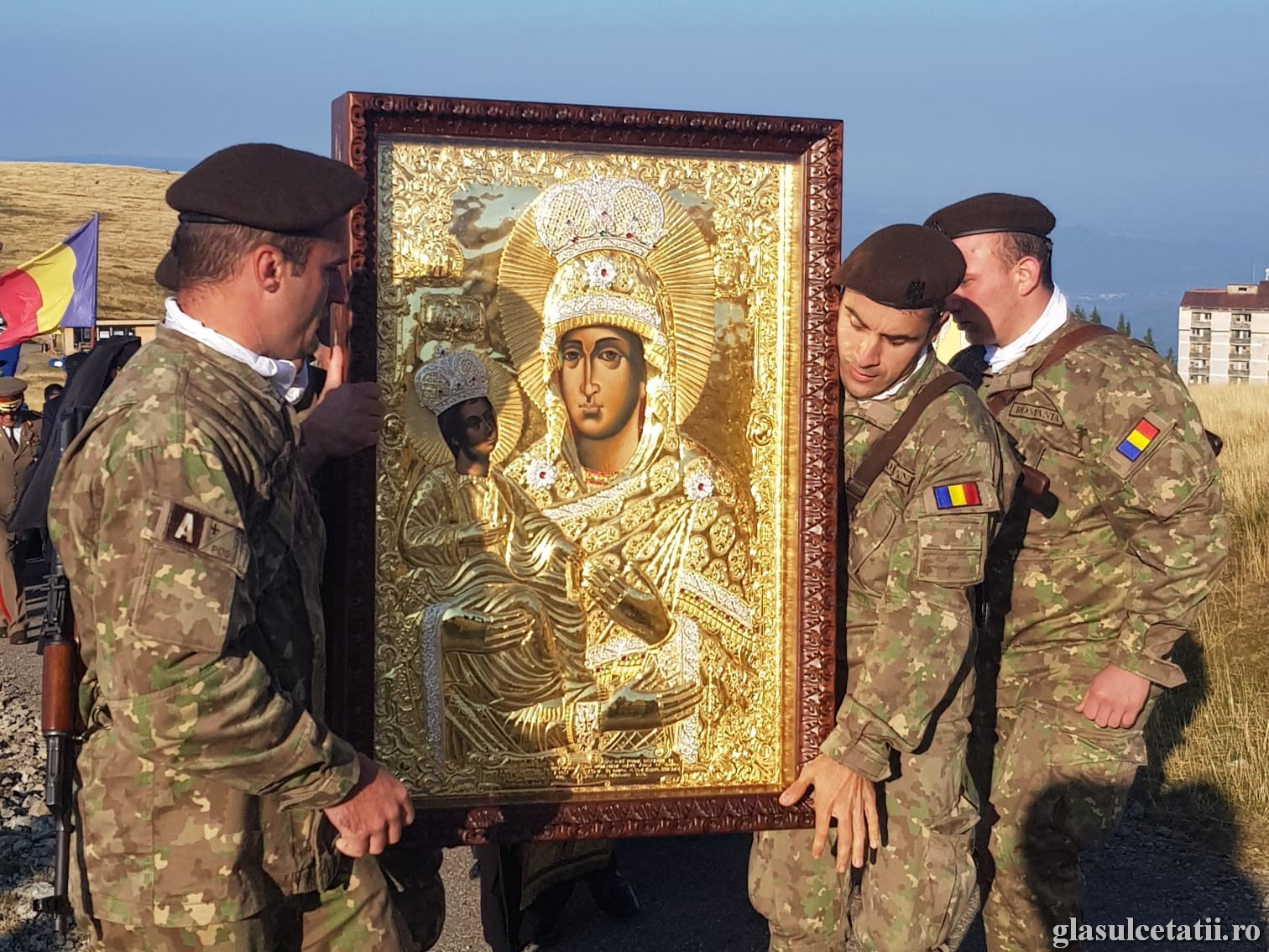 armata si biserica sursă: Glasul Cetății