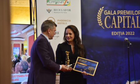 Denise Deleanu, Directorul Operațional al Reciclad’OR, primește premiul de la Virgil Munteanu, directorul executiv al Editurii Evenimentul și Capital