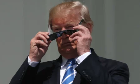 Donald Trump urmărind Eclipsa de Soare, Sursa foto GQ