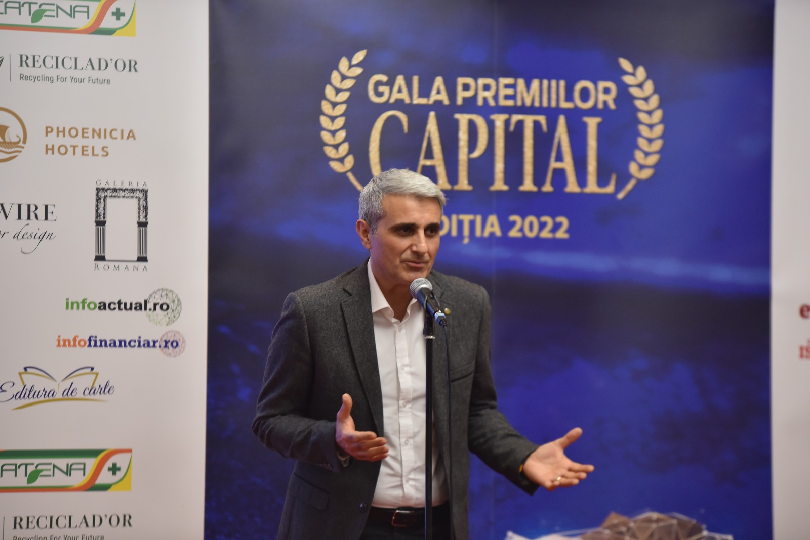 Robert Turcescu pe scena Capital primind premiul