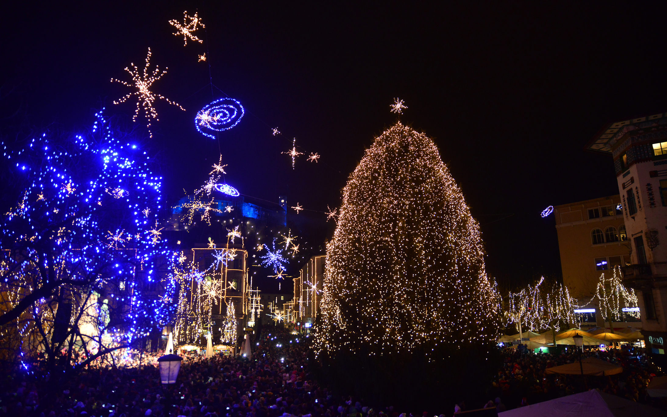 Lumini de Crăciun în Ljubljana, Slovenia, sursă foto dreamstime