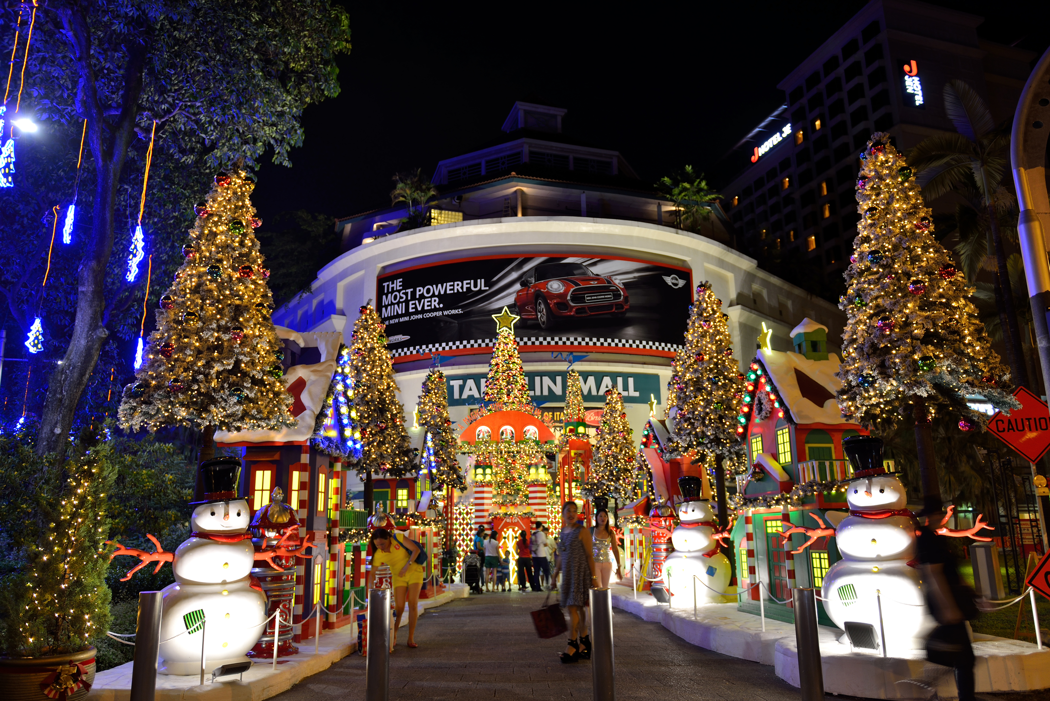 Decorațiuni de Crăciun în cartierul comercial Orchard Road din Singapore, sursă foto Dreamstime