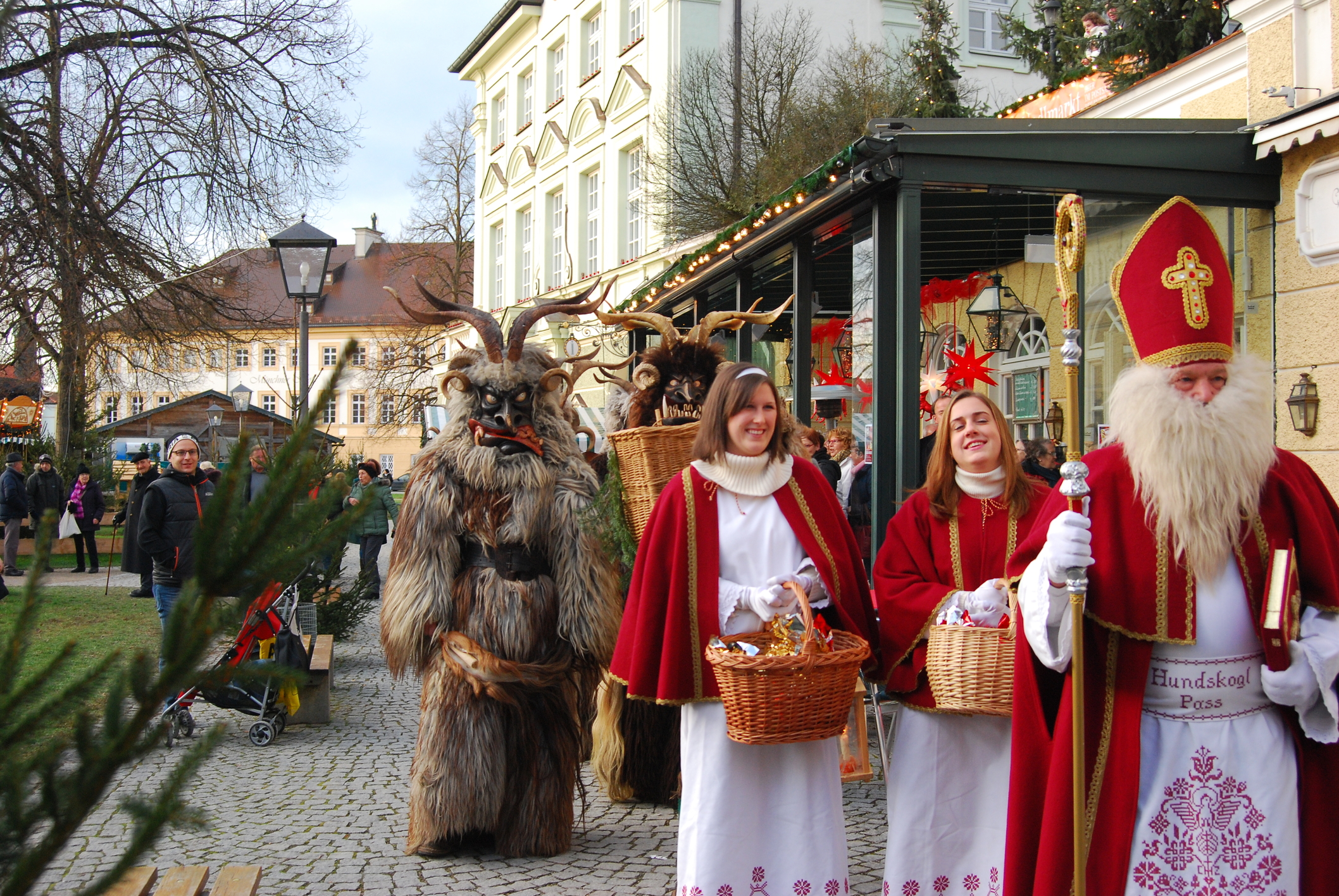 Krampus, îngeri și Sfântul Nicolae în Austria, sursă foto dreamstime