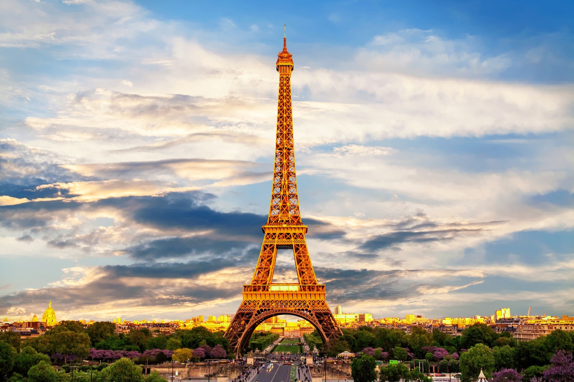Atentat la Paris! Atacurile au avut loc lângă Turnul Eiffel