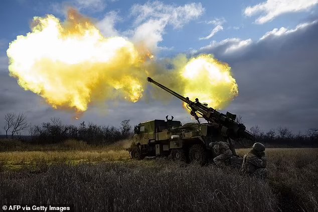 Militarii ucraineni trag cu un obuzier autopropulsat CAESAR spre pozițiile rusești din estul Ucrainei, la 28 decembrie 2022. Sursa foto: Daily Mail