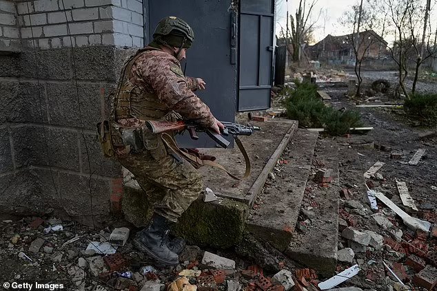 Un soldat al unui batalion de informații ucrainean se adăpostește de bombardamentele de artilerie de pe linia frontului pe 28 decembrie 2022 în Bakhmut, Ucraina. Sursa foto: Daily Mail