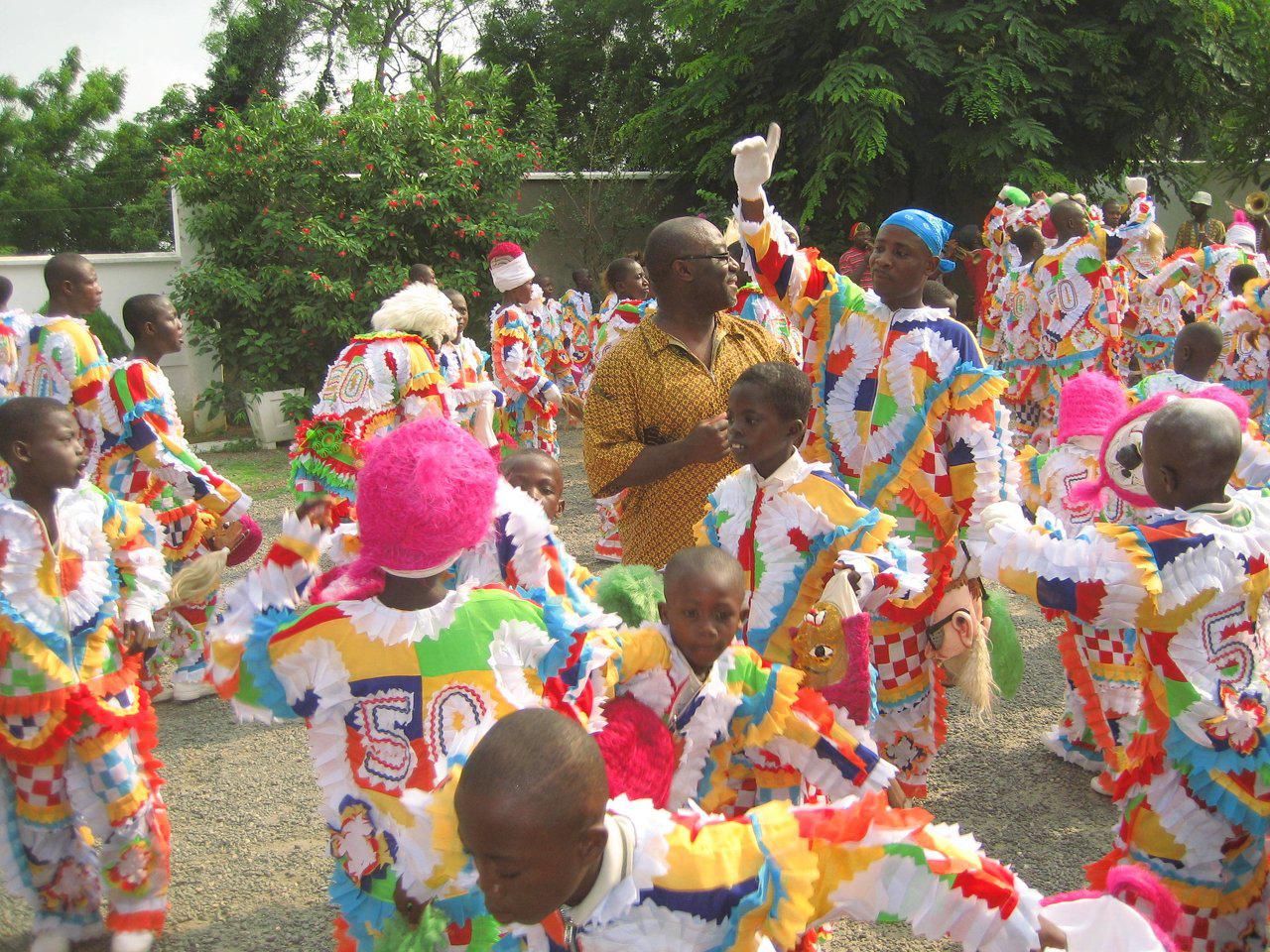 Sărbătoarea Crăciunului în Ghana, copii costumați colorat care dansează pe stradă; sursă foto Pulse Ghana