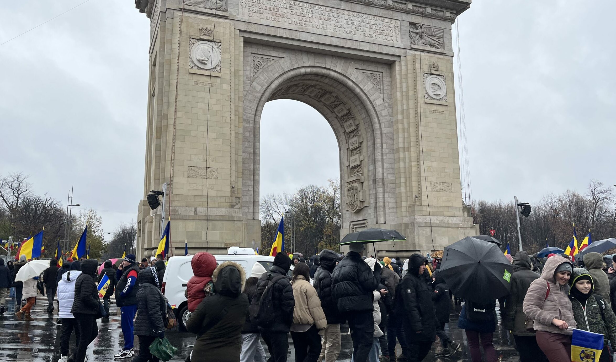 Piața Arcului de Triumf, după defilare (sursă foto: arhivă personală / Adrian Lambru)