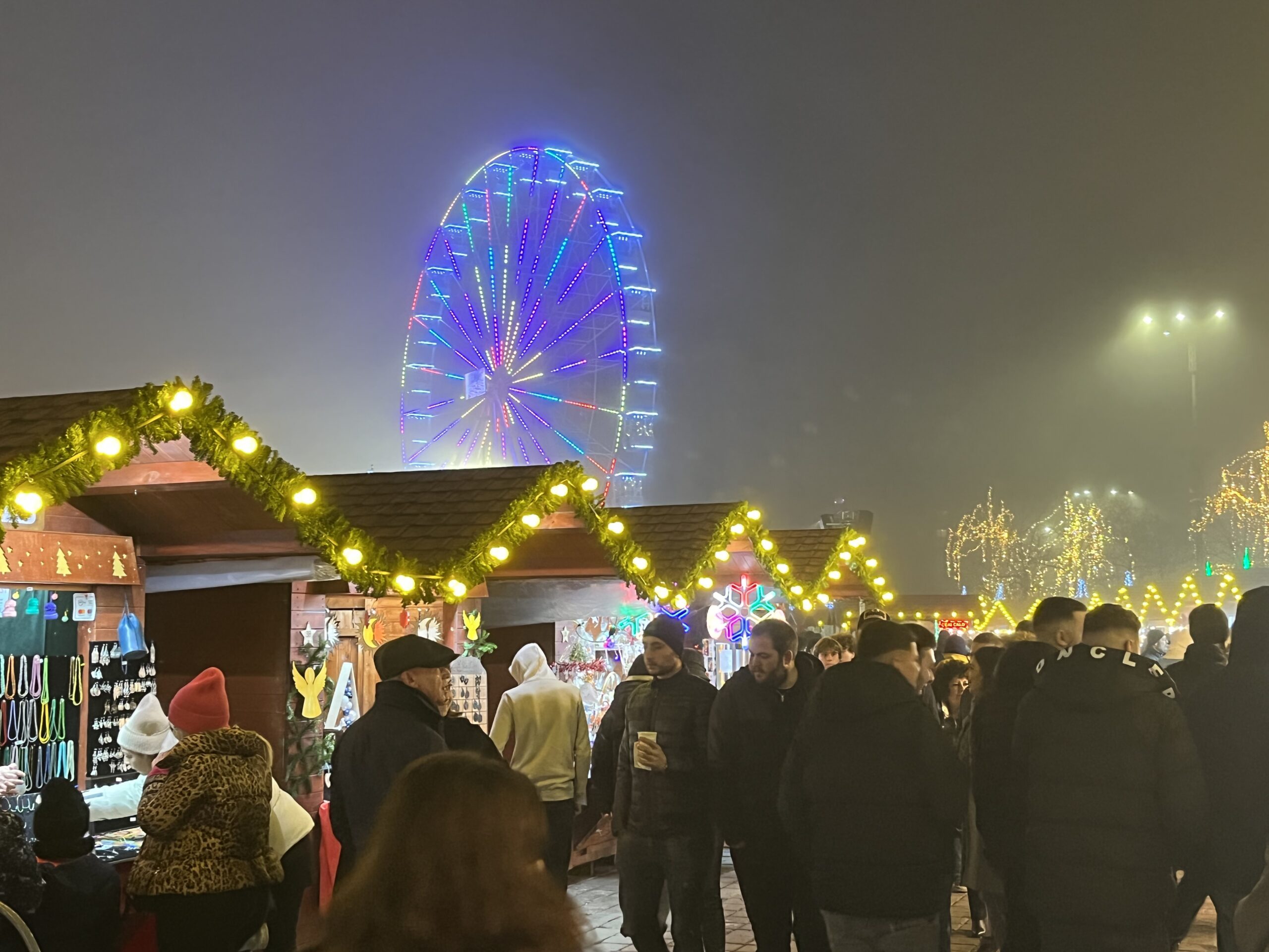 căsuțe, oameni, roata Ferris (sursă foto: Adrian Lambru)