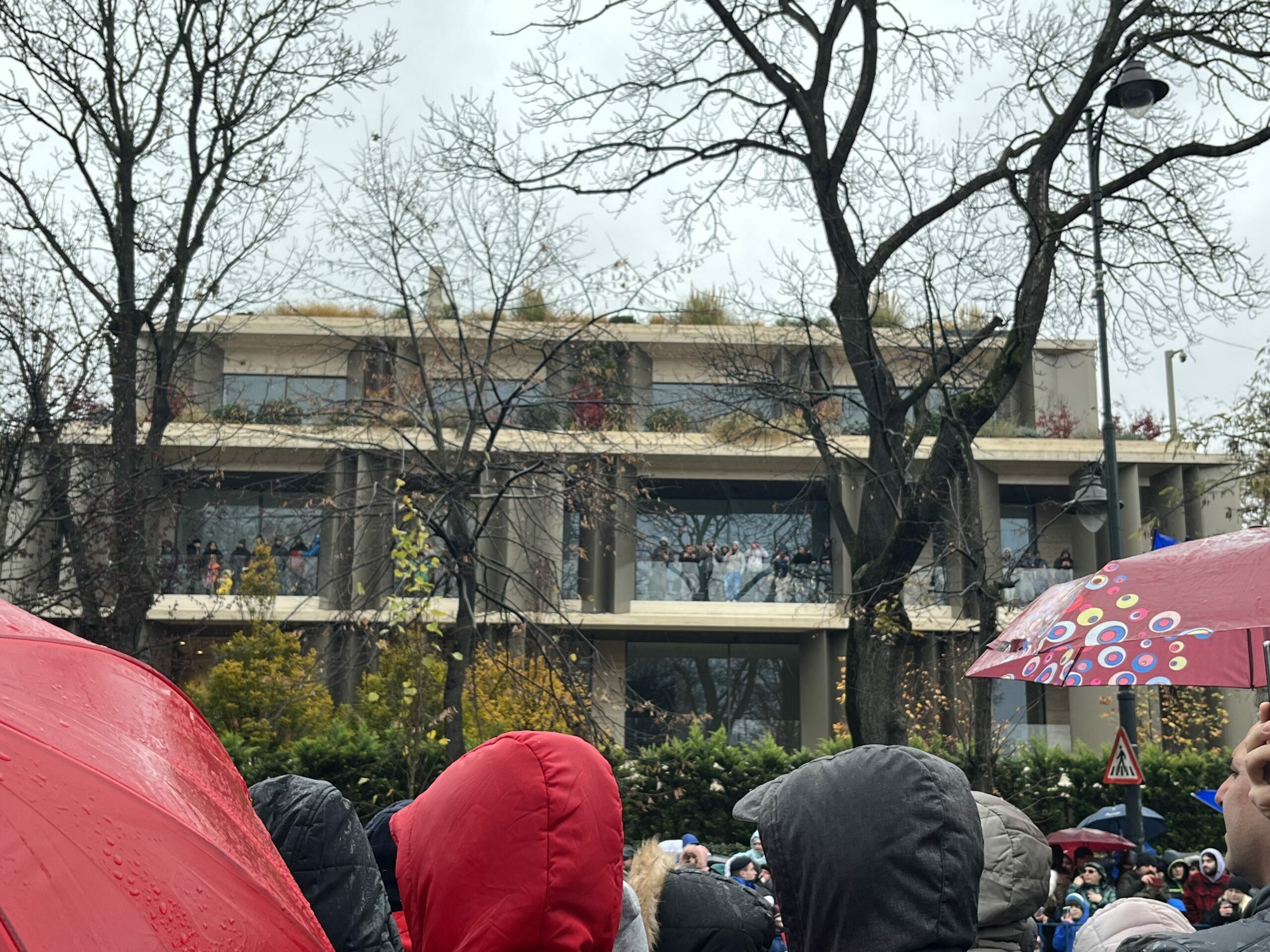 cetățeni la balccon, admirând defilarea și publicul (sursă foto: arhivă personală / Adrian Lambru)