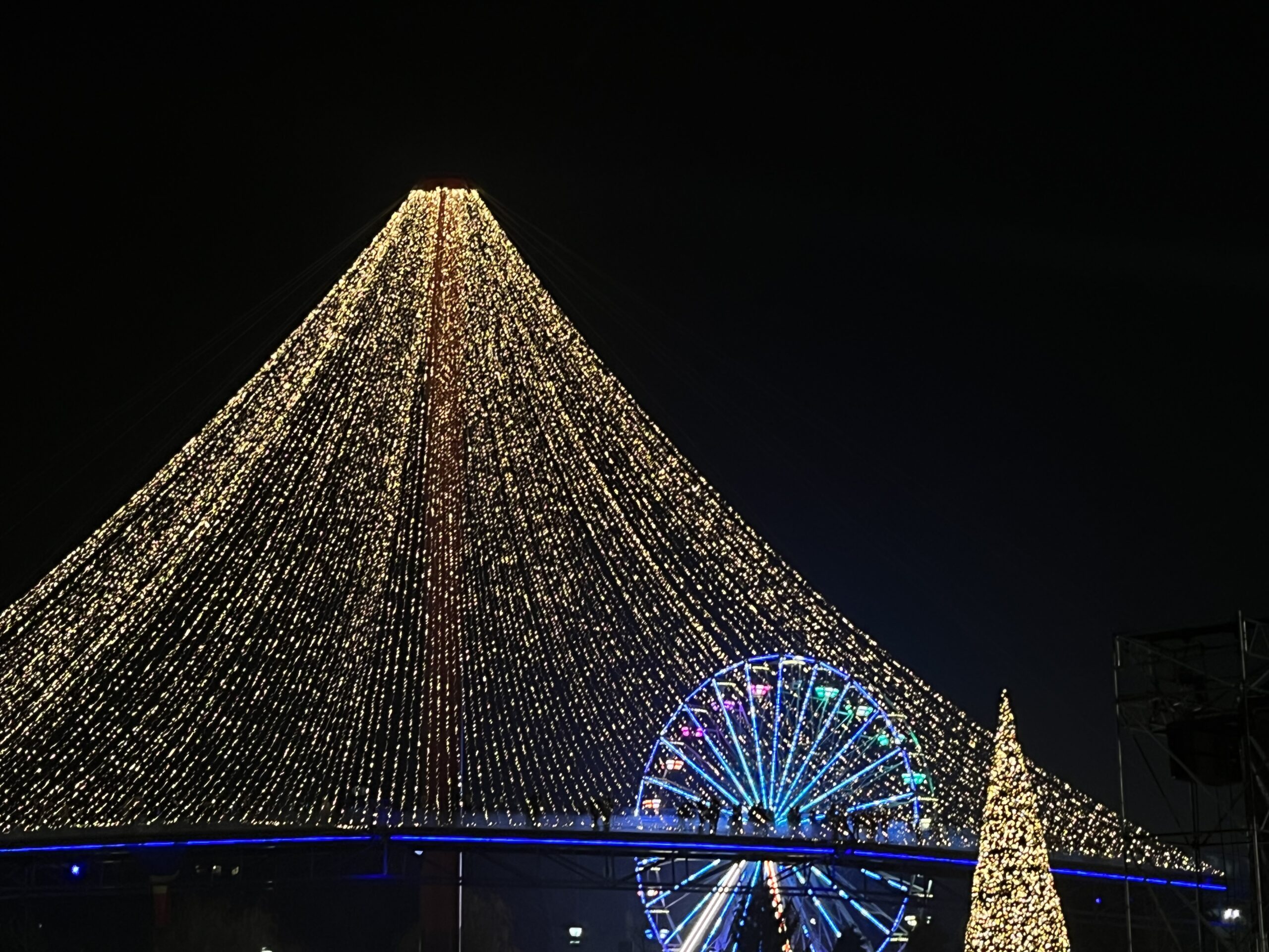 Podul și Roata Ferris luminate din Parcul Drumul Taberei (Sursă foto: Adrian Lambru)