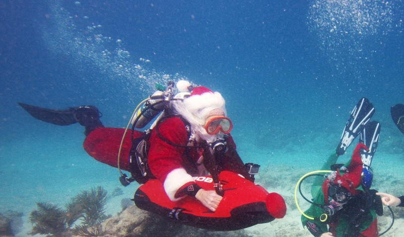 Moș Crăciun în apă Sursă: Observator Constanța