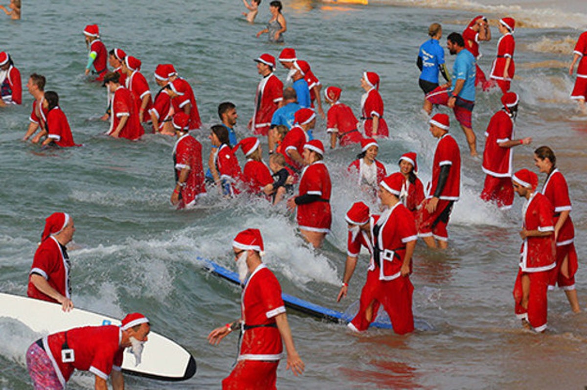 Australieni care fac surfing în ziua de Crăciun, sursă foto BuzzFeed