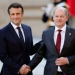 Emannuel Macron și Olaf Scholz dând mâna