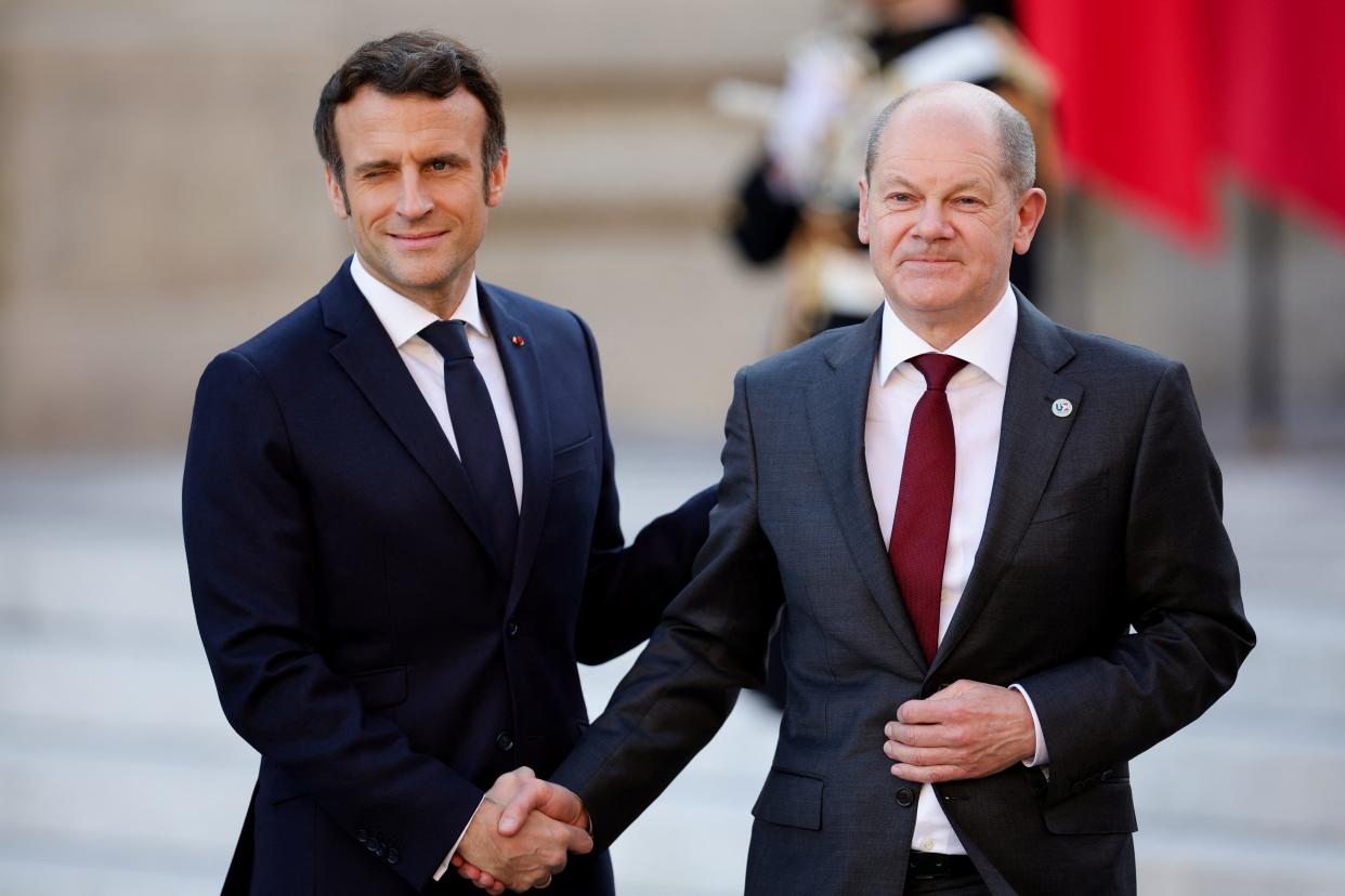 Emannuel Macron și Olaf Scholz dând mâna