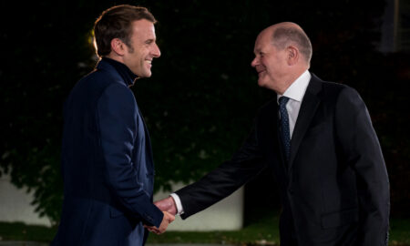 Emmanuel Macron și Olaf Scholz dând mâna