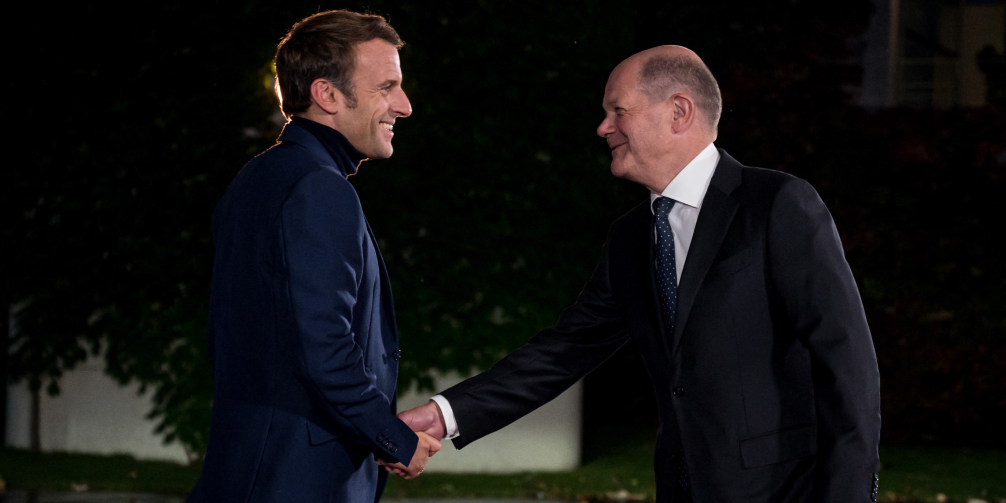 Emmanuel Macron și Olaf Scholz dând mâna