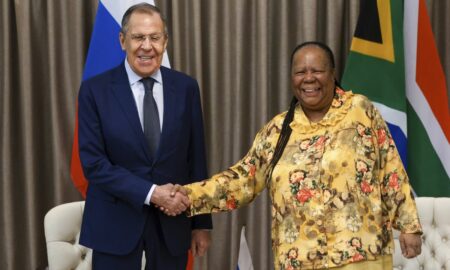 Ministrul rus de Externe, Serghei Lavrov, și ministrul pentru Relații Internaționale, Naledi Pandor