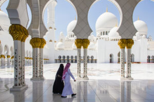 Bărbat și femeie musulmani care se plimbă la Marea Moschee Sheikh Zayed Sursa foto dreamstime.com