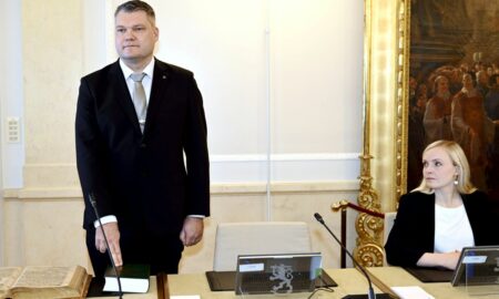 Ministrul Apărării din Finlanda, Mikko Savola