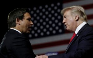 Guvernatorul Floridei, Ron deSantis, și fostul președinte al SUA, Donald Trump