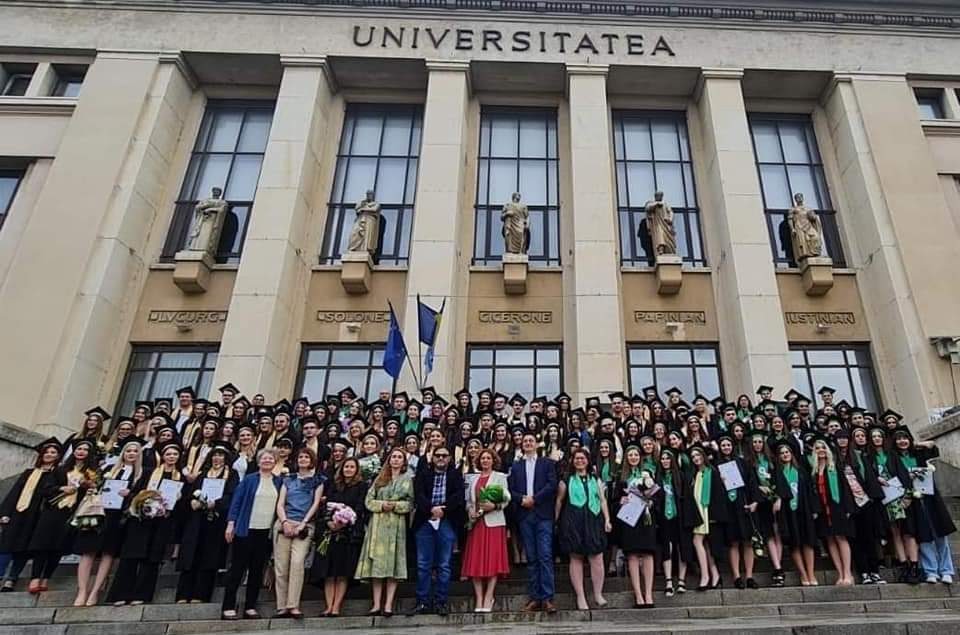 Profesori și studenți, Facultatea de Jurnalism și Științele Comunicării, în fața sediului Universității București (sursă foto: arhivă personală)