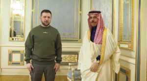 Președintele Ucrainei, Volodimir Zelenski, și Prințul Faisal bin Farhan Al Saud