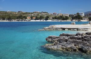 sursă foto: dreamstime.com; Saranda, Albania: Vedere frumoasă a insulei grecești Corfu din Sarada, în Albania.
