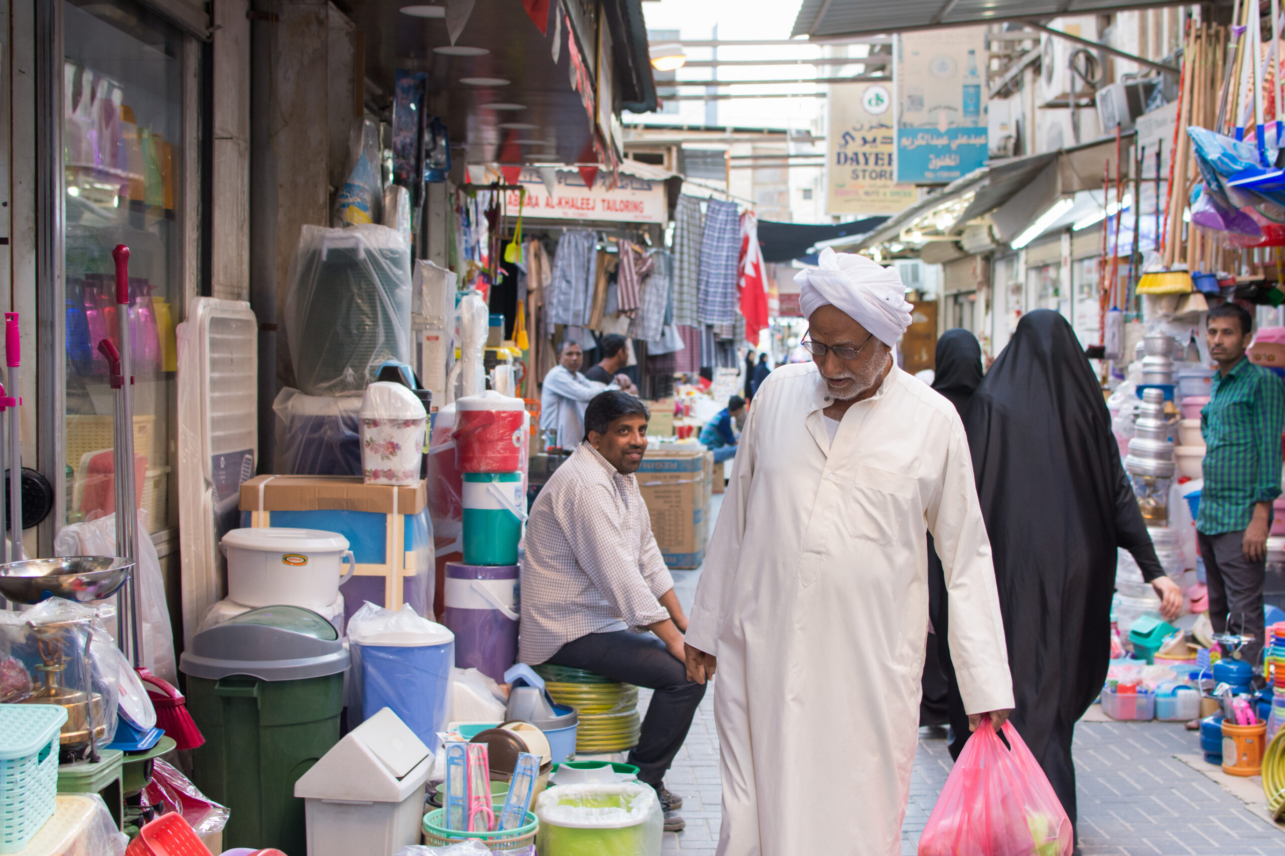 Oameni la cumpărături pe piața Souq din centrul orașului Manama din Bahrain. Sursă foto: Dreamstime