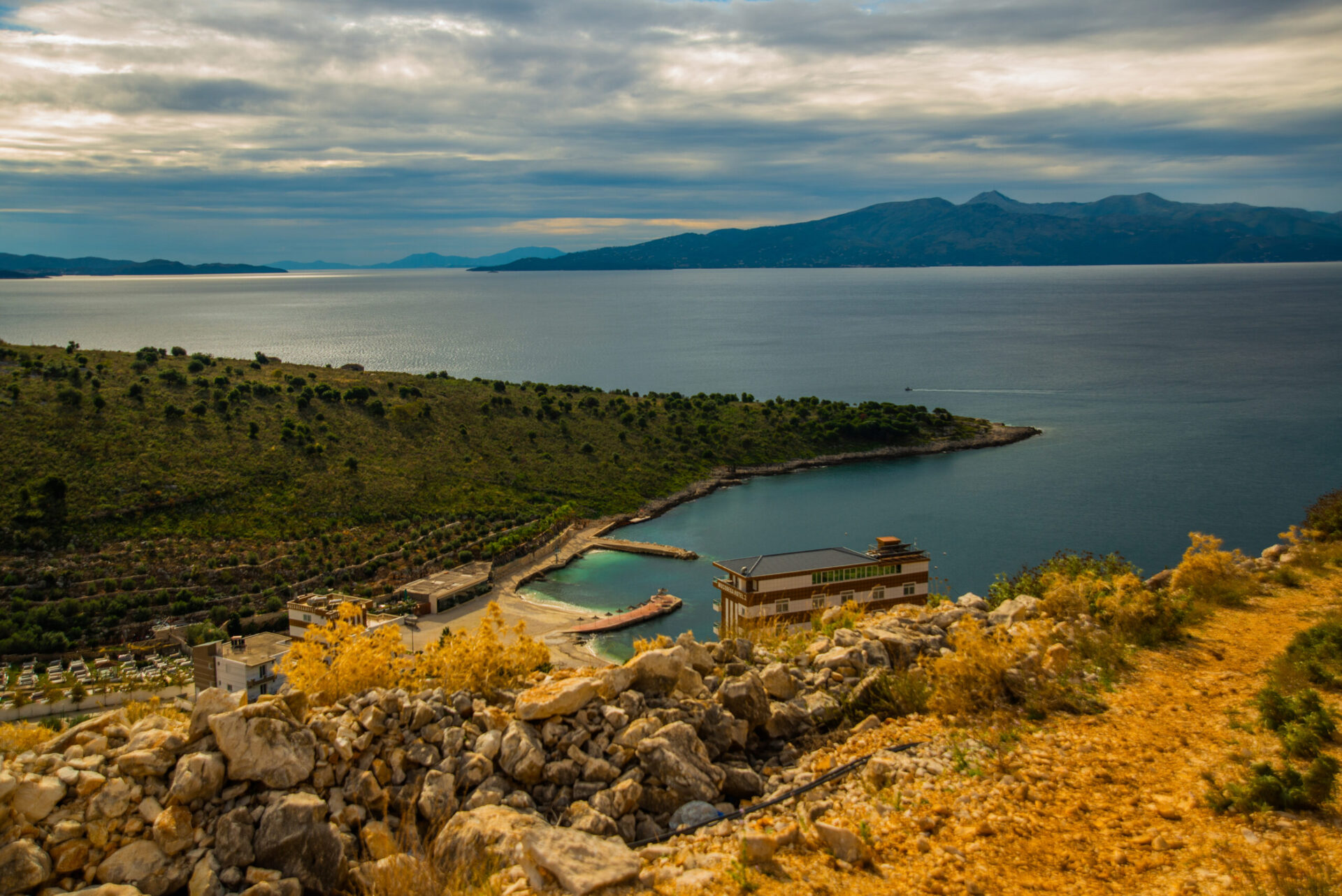 sursă foto: dreamstime.com; Saranda, Albania: Vedere frumoasă a insulei grecești Corfu din Sarada, în Albania.