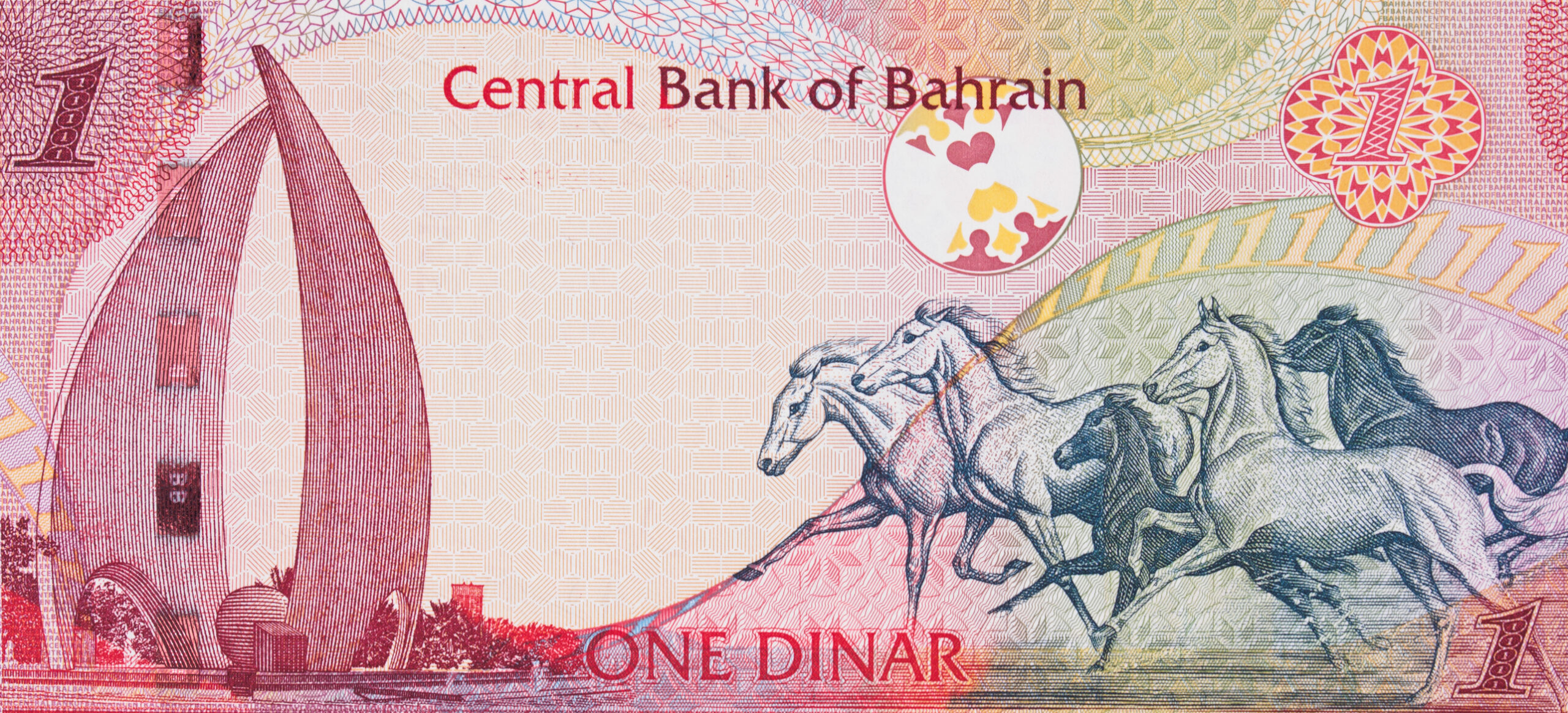 Galoparea cailor arabi și monumentul Sail și Pearl pe Bahrein un dinar (2006) bancnota de un dinar (2006) closeup macro, Sursă foto: Dreamstime