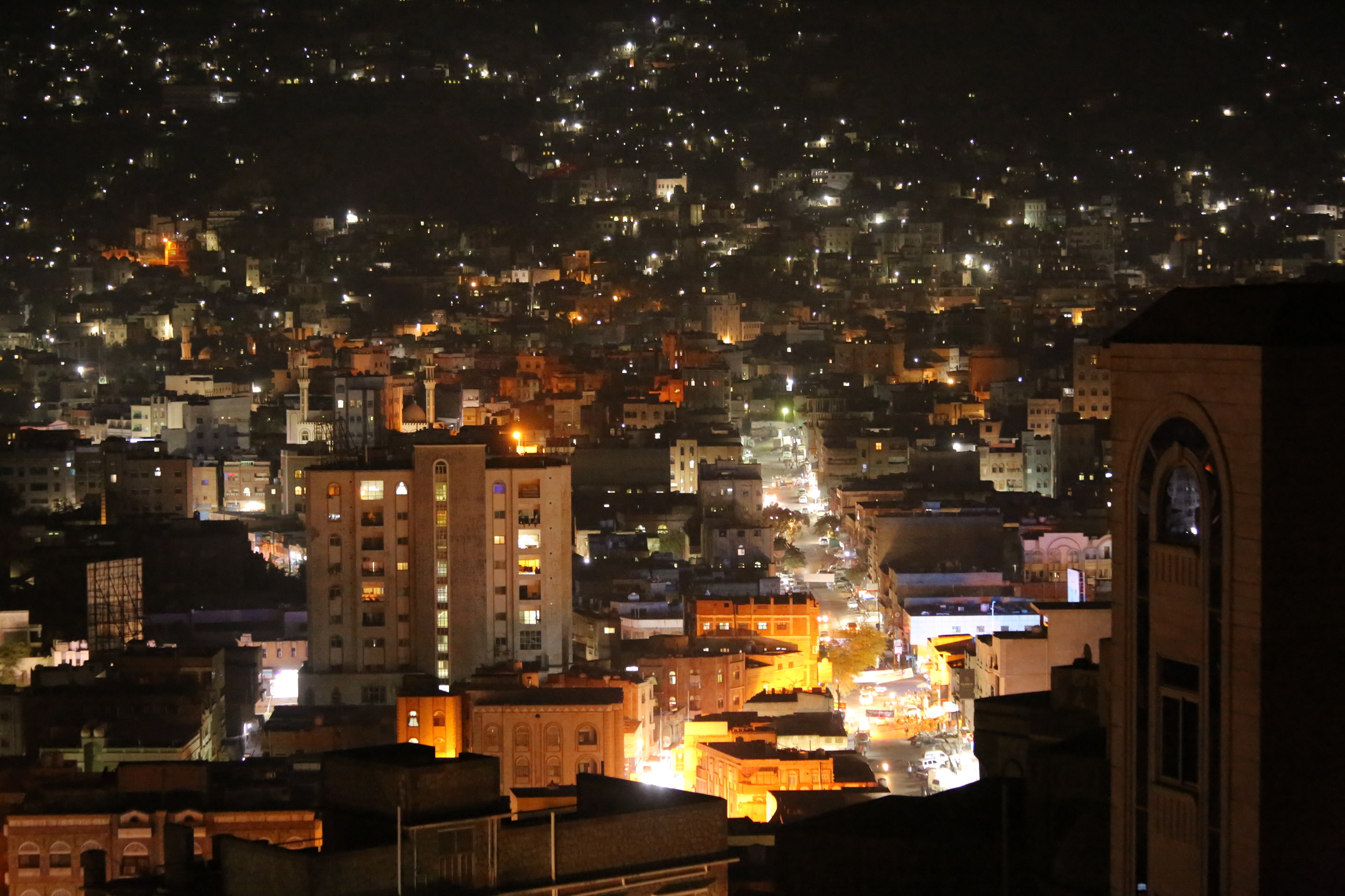 O fotografie nocturnă a orașului yemenit Taiz, care, din cauza războiului, depinde de iluminatul solar ca alternativă la electricitate O(sursă foto: dreamstime)