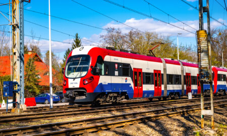 Infrastructura feroviară și de cale ferată a conexiunii Varșoviei cu orașul Podkowa Lesna din Polonia, Sursa foto: dreamstime.com