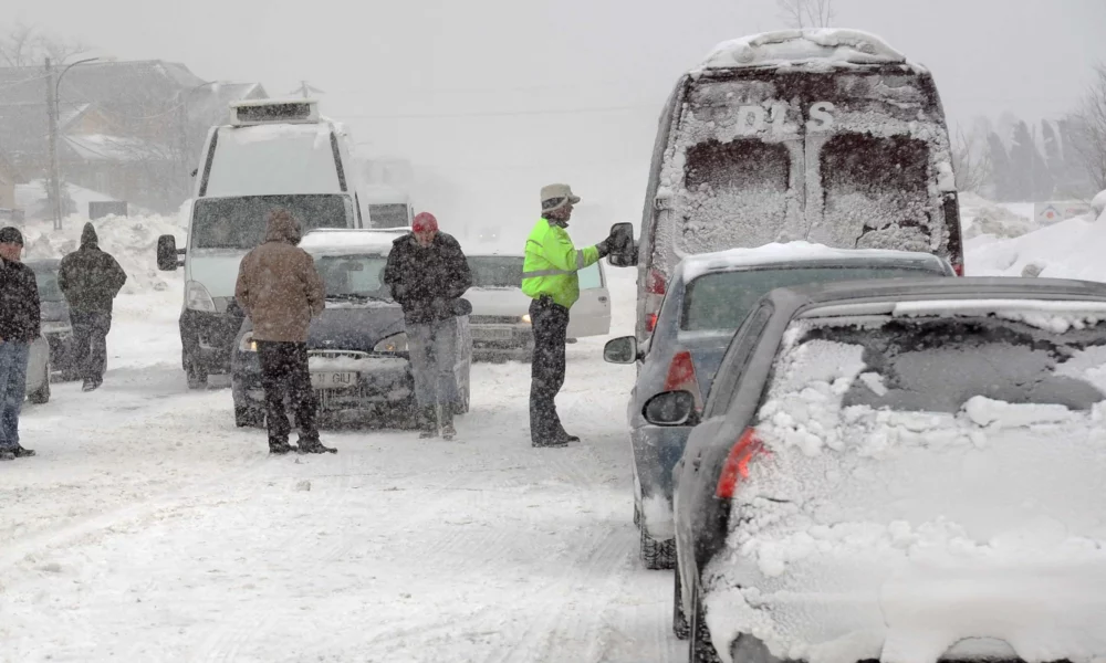 Probleme pe autostrăzi. Traficul se desfășoară în condiții speciale din cauza ninsorii