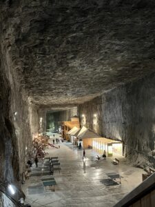 Salina din Prain are o înălțime de peste 10 metri, iar turiștilor le este deschis doar nivelul superior, căci în subteran se mai află încă șase niveluri care acum sunt în proces de exploatare (sursă foto: Infofinanciar / Adrian Lambru)