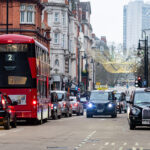 Cu toate că faimoasul autobuz roșu cu două etaje este un simbol al Regatului Unit, britanicii aleg să se deplaseze cu propriile mașini, aglomerând traficul din Londra. Sursă foto: Dreamstime