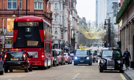 Cu toate că faimoasul autobuz roșu cu două etaje este un simbol al Regatului Unit, britanicii aleg să se deplaseze cu propriile mașini, aglomerând traficul din Londra. Sursă foto: Dreamstime