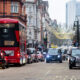 Cu toate că faimoasul autobuz roșu cu două etaje este un simbol al Regatului Unit, britanicii aleg să se deplaseze cu propriile mașini, aglomerând traficul din Londra. Sursă foto: Dreamstime