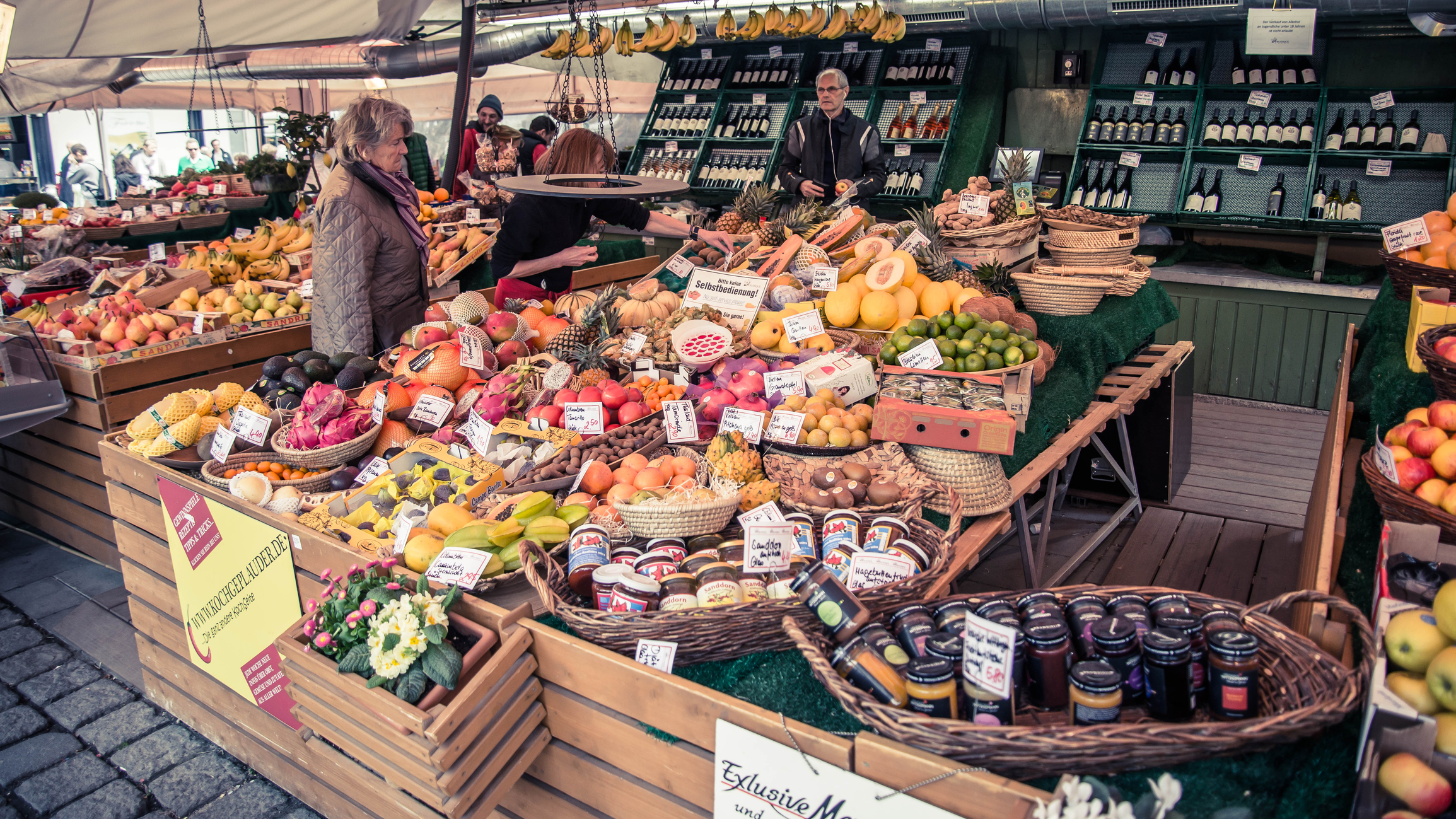 Femeie germană la cumpărături la piața fermierilor din München, Germania, Sursa foto: dreamstime.com