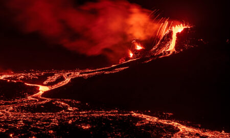 Erupția vulcanică Fagradalsfjall pe timp de noapte în peninsula Reykjanes, la aproximativ 40 de kilometri de Reykjavik, Islanda