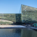 Vedere exterioară a sălii de concerte Harpa din Reykjavik, Islanda, Sursa foto: dreamstime.com