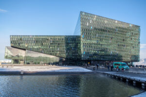 Vedere exterioară a sălii de concerte Harpa din Reykjavik, Islanda, Sursa foto: dreamstime.com